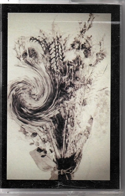 マーヴェラスクルーエルティー の テープ 螺旋ヲ描イタ造花ノ花束